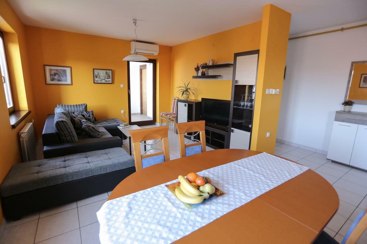 Apartment Sunny Place Pula Buitenkant foto