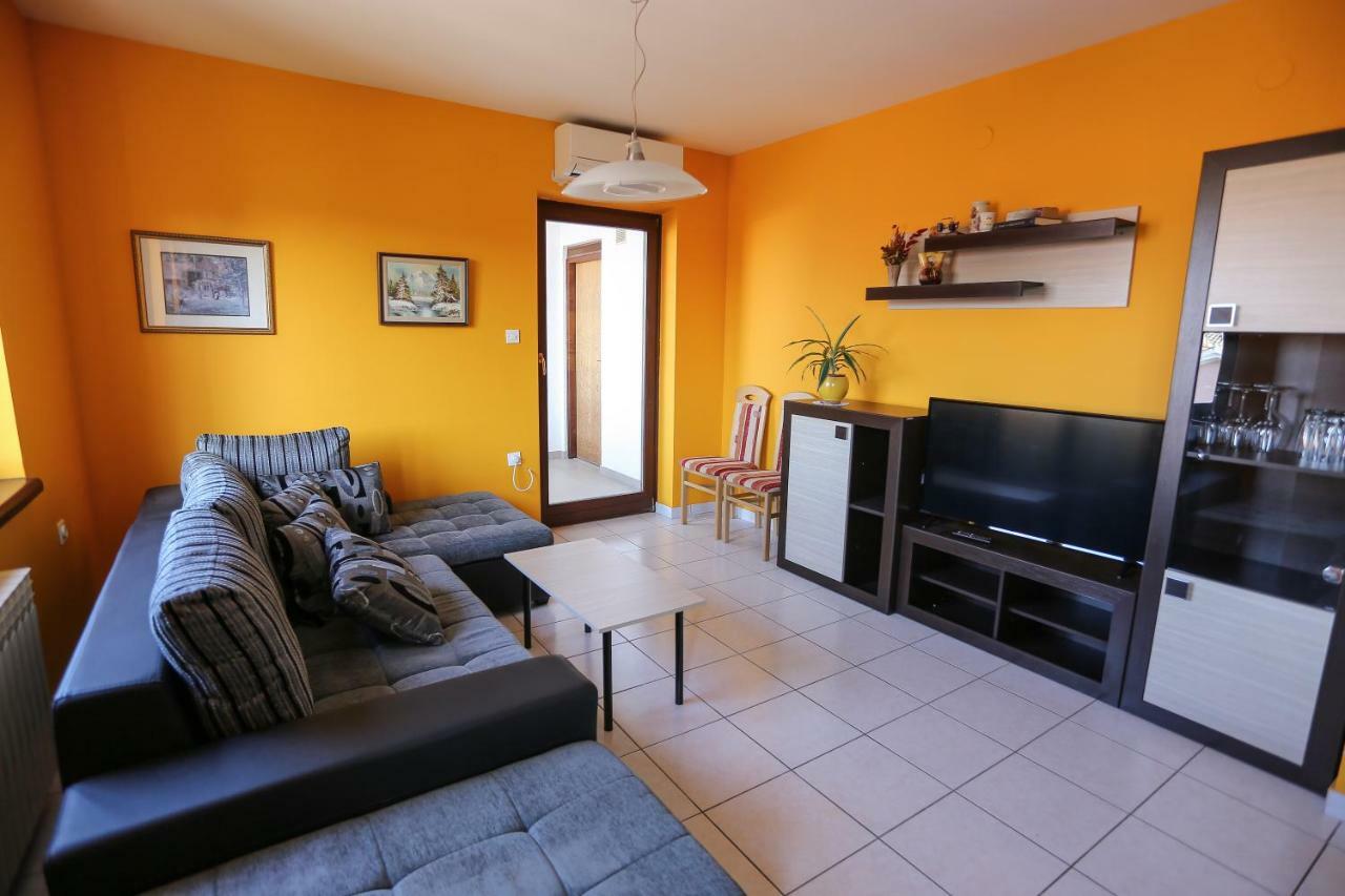 Apartment Sunny Place Pula Buitenkant foto